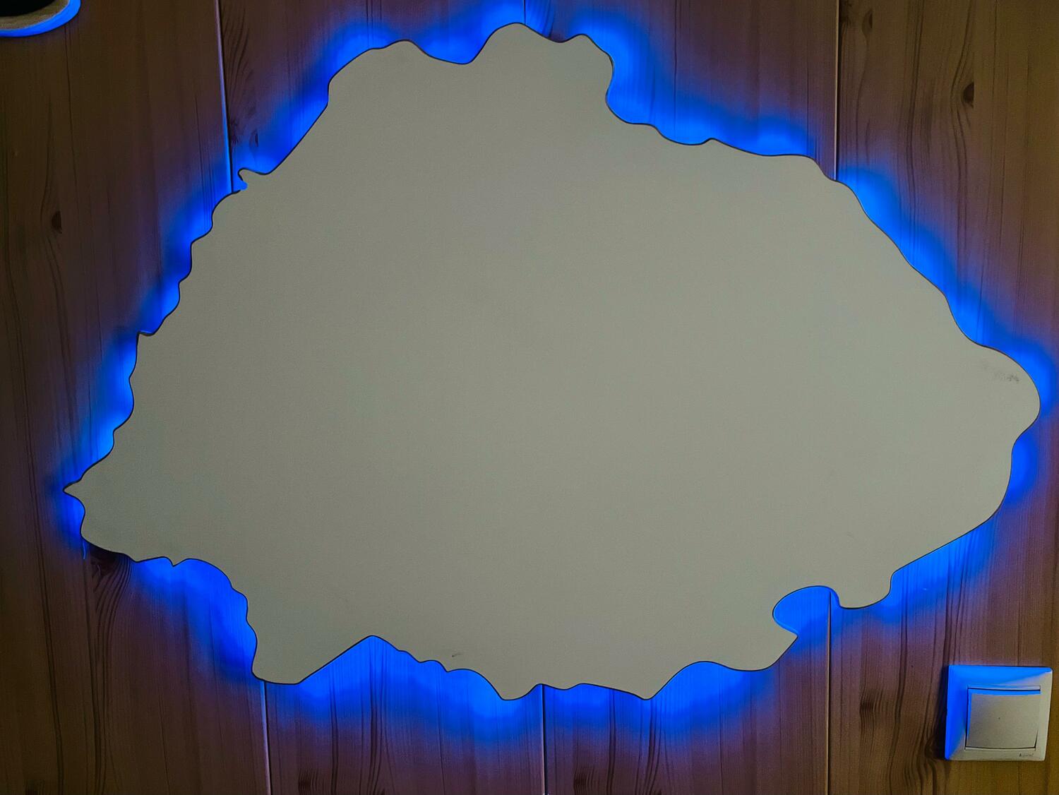 Артборд "СРЕЗ КАМНЯ № 2" с подсветкой и дистанционным управлением. Цвет подсветки - RGB (цветная). Питание на батарейках или с внешнего аккумулятора